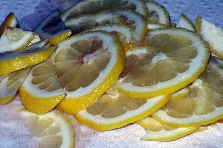 Тонко нарезанные ломтики лимона лечат варикозное расширение вен