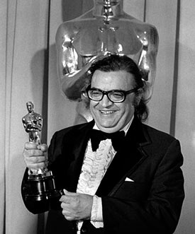 Марио Пьюзо со статуэткой Оскара в руках